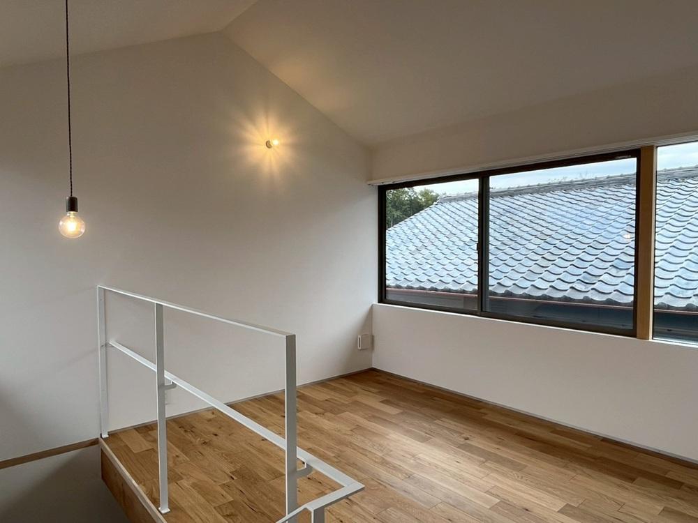 京都市左京区修学院檜峠町11-23の賃貸物件/D号室｜窓の向こうは隣家の屋根瓦。目線は気になりません。