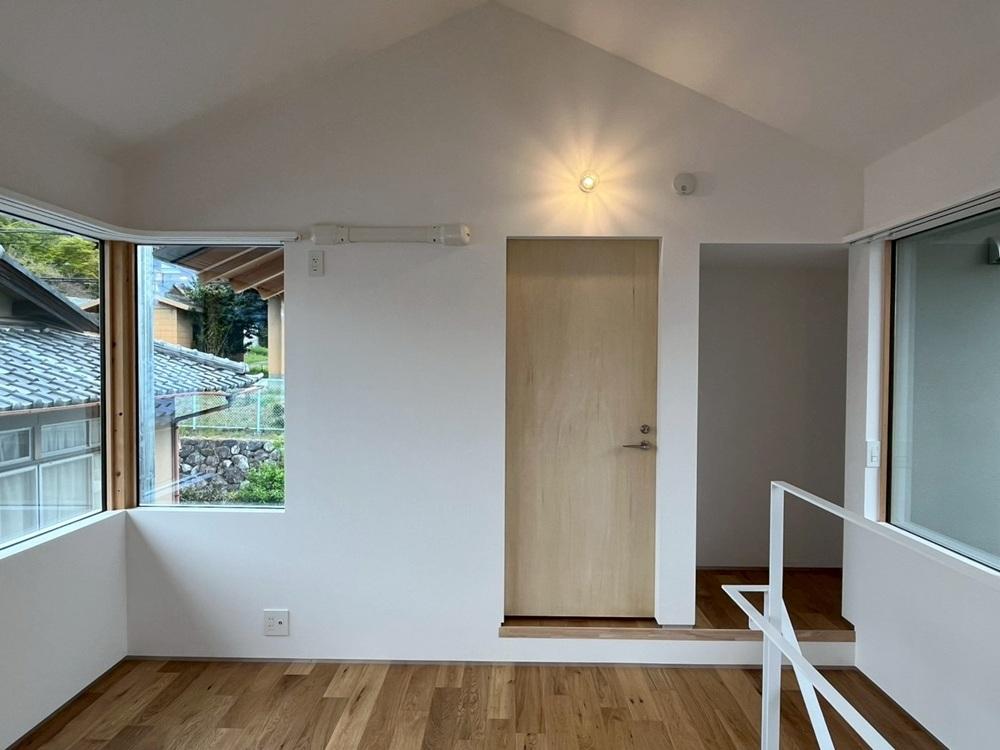 京都市左京区修学院檜峠町11-23の賃貸物件/D号室｜正面のドアがサニタリーで、右側は収納スペース