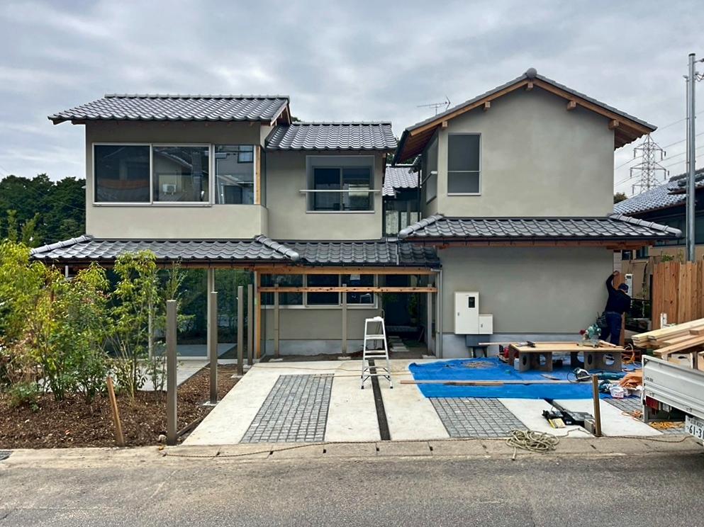 京都市左京区修学院檜峠町11-23の賃貸物件/まだ外構工事中の写真。敷地内駐車場は4台分確保してある