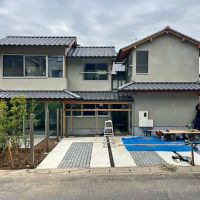 京都市左京区修学院檜峠町11-23の賃貸物件/まだ外構工事中の写真。敷地内駐車場は4台分確保してある