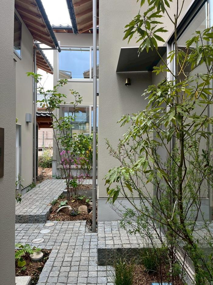 京都市左京区修学院檜峠町11-23の賃貸物件/共用部分｜これから植栽が育ってくる予定