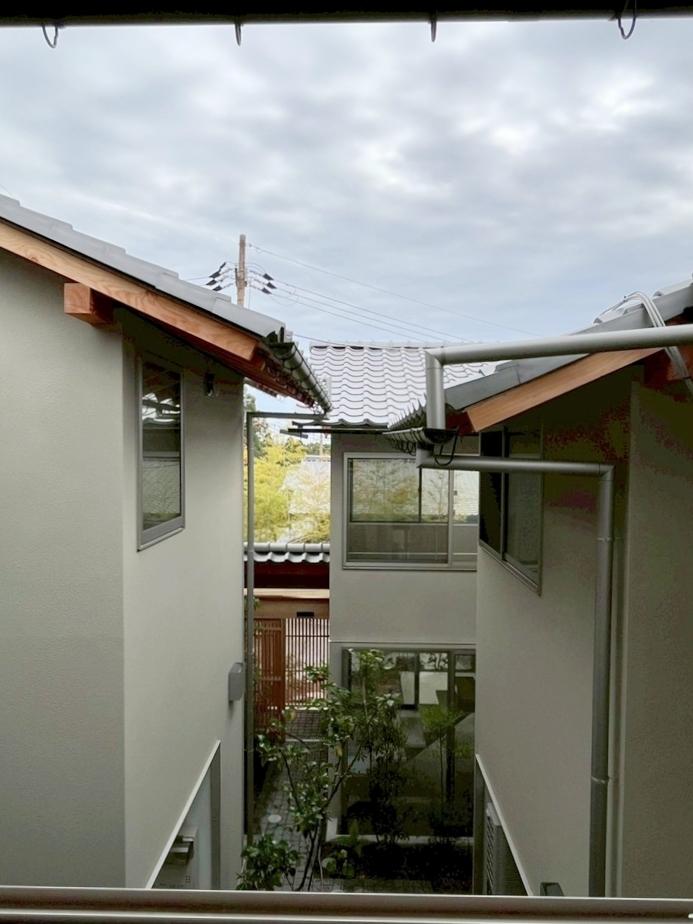 京都市左京区修学院檜峠町11-23の賃貸物件/傾斜地を活かして各戸の高さが異なり、目線を少しずつずらしてある