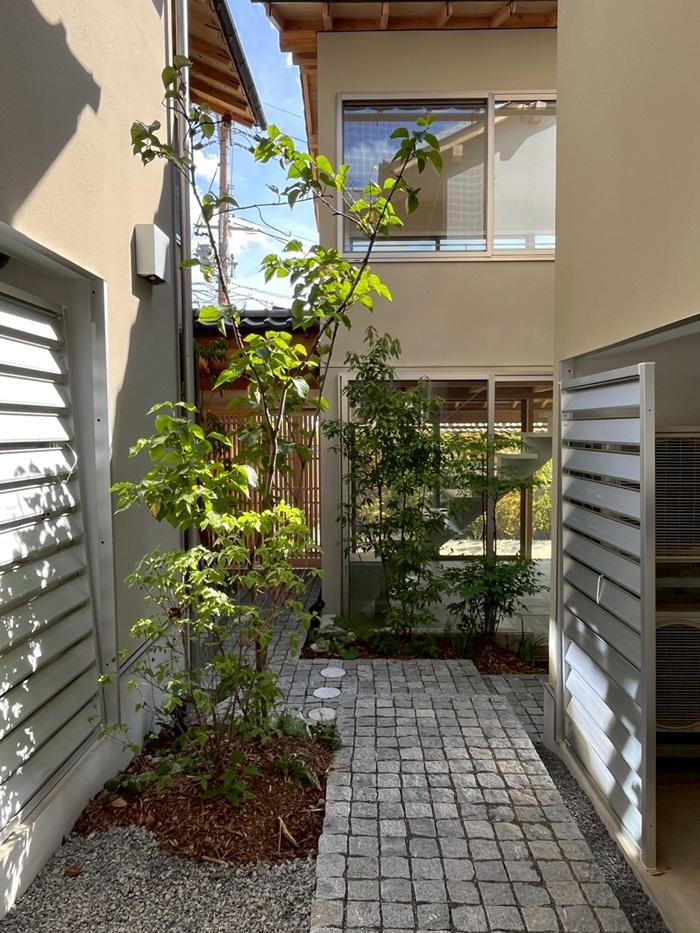 京都市左京区修学院檜峠町11-23の賃貸物件/共用部分｜これから植栽が育ってくる予定。また各戸に薪置き場としても使える外部物置スペースもあり。