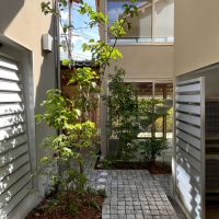 京都市左京区修学院檜峠町11-23の賃貸物件/共用部分｜これから植栽が育ってくる予定。また各戸に薪置き場としても使える外部物置スペースもあり。