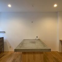 京都市下京区西七条御領町53の賃貸物件/2階｜天板はモルタル仕上げのダイニングテーブルが設置済。右手には簡単なPC作業が出来るデスク。