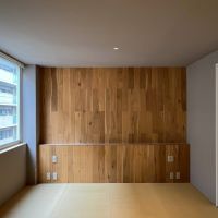 京都市下京区西七条御領町53の賃貸物件/3階｜畳のベットルーム。床から迫り上がって背面まである無垢のフローリングが良い