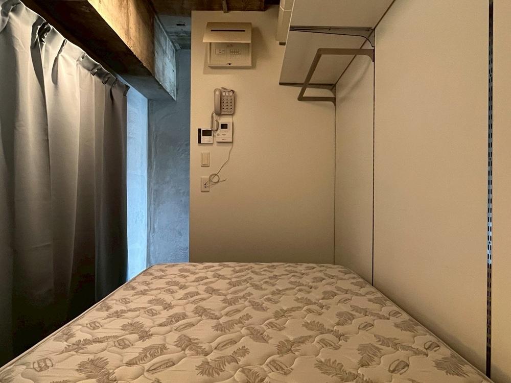 京都市左京区銀閣寺前町10の賃貸物件/可動式の棚が組んであるので上手く活用すれば寝室兼収納になる