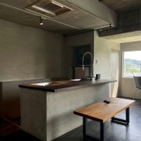 京都市左京区銀閣寺前町10の賃貸物件/一段下がっているので作業しながら手前では椅子に腰かけご飯を食べる。ということも可能。
