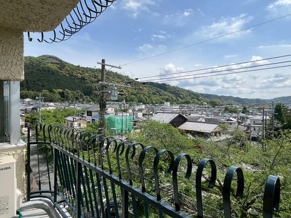 京都市左京区銀閣寺前町10の賃貸物件/バルコニーから東を向くと大文字山