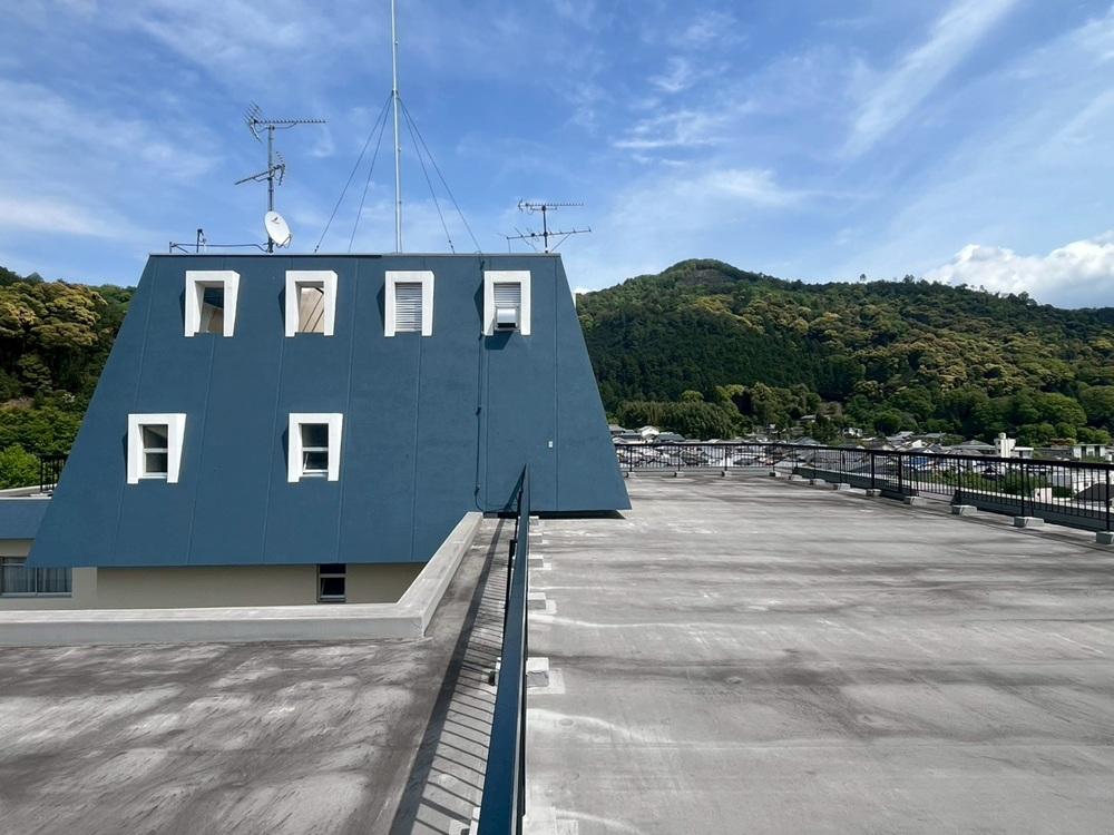 京都市左京区銀閣寺前町10の賃貸物件/住民に洗濯物干し場として開放されている屋上からの眺め。ブルーの塔屋もかわいい。