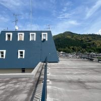 京都市左京区銀閣寺前町10の賃貸物件/住民に洗濯物干し場として開放されている屋上からの眺め。ブルーの塔屋もかわいい。