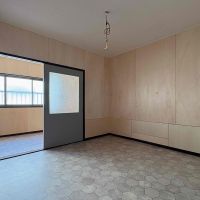 京都市中京区西ノ京笠殿町97の賃貸物件/壁の明るい合板と、床のフロアタイルが軽やかな印象