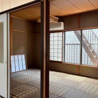 京都市中京区西ノ京笠殿町97の賃貸物件/階段を上がって2階の和室へ。バルコニーに通じるモダンな1室