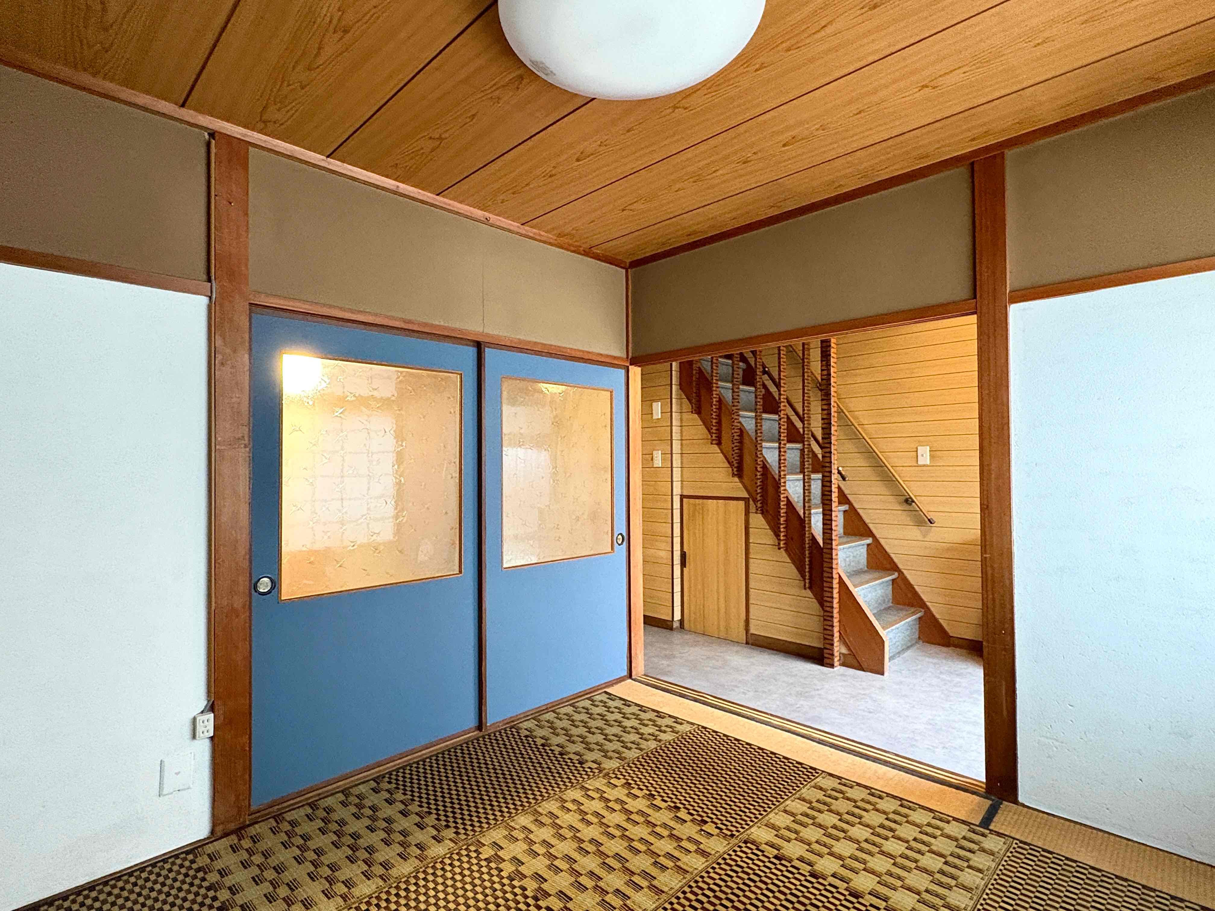 京都市中京区西ノ京笠殿町97の賃貸物件/玄関を開けると左手に広がる和の趣。ブルーの襖が小粋なアクセント