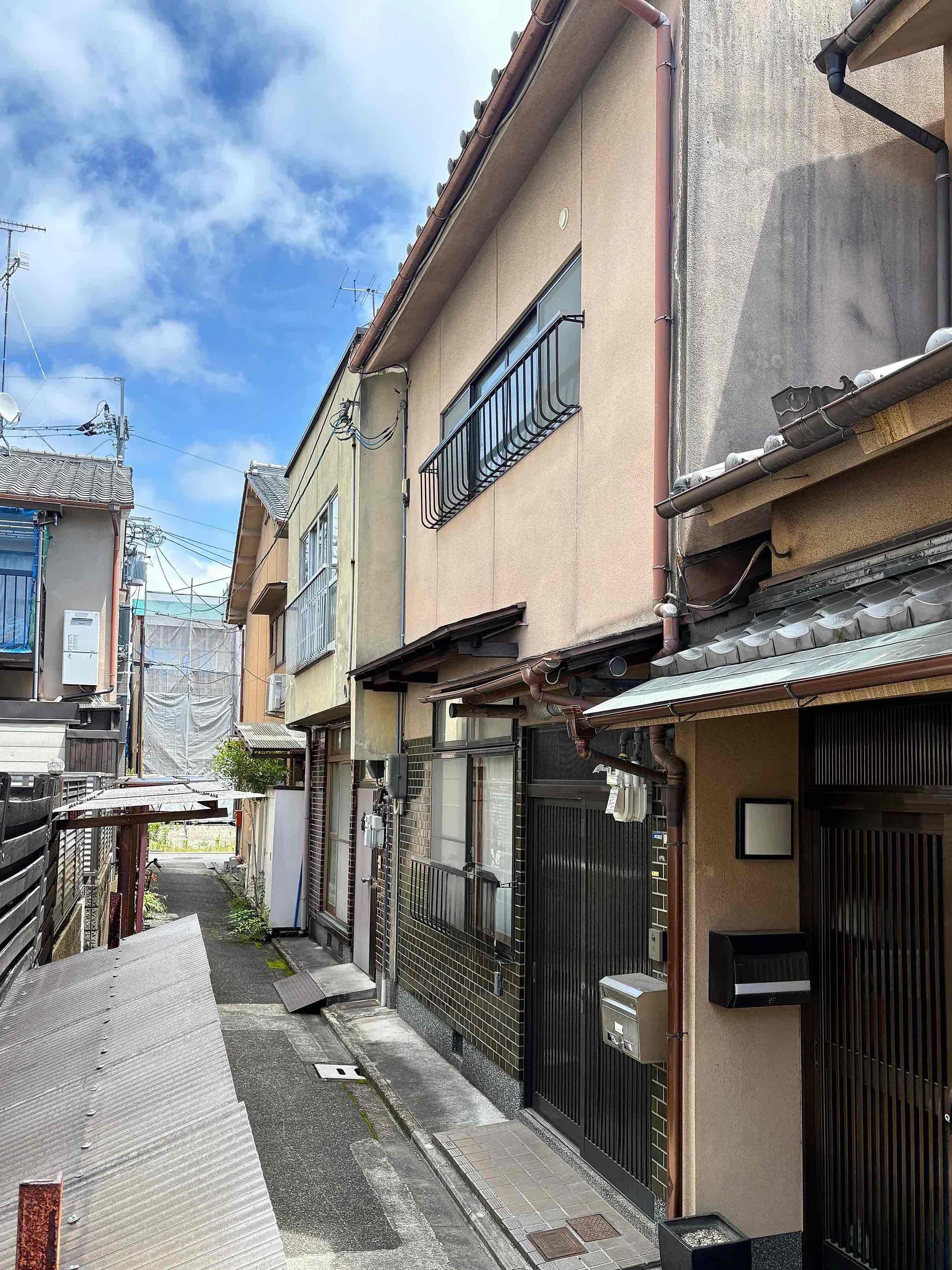 京都市中京区西ノ京笠殿町97の賃貸物件/懐かしさを感じる細い路地の真ん中に佇む本物件