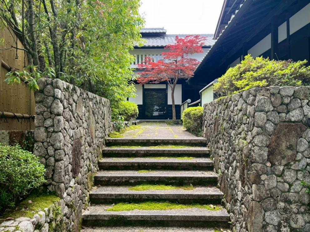 京都市右京区嵯峨鳥居本小坂町の売買物件/緑のトンネルをくぐり抜けるとこのアプローチ。敷地は前面道路から数段上がった高台になります。