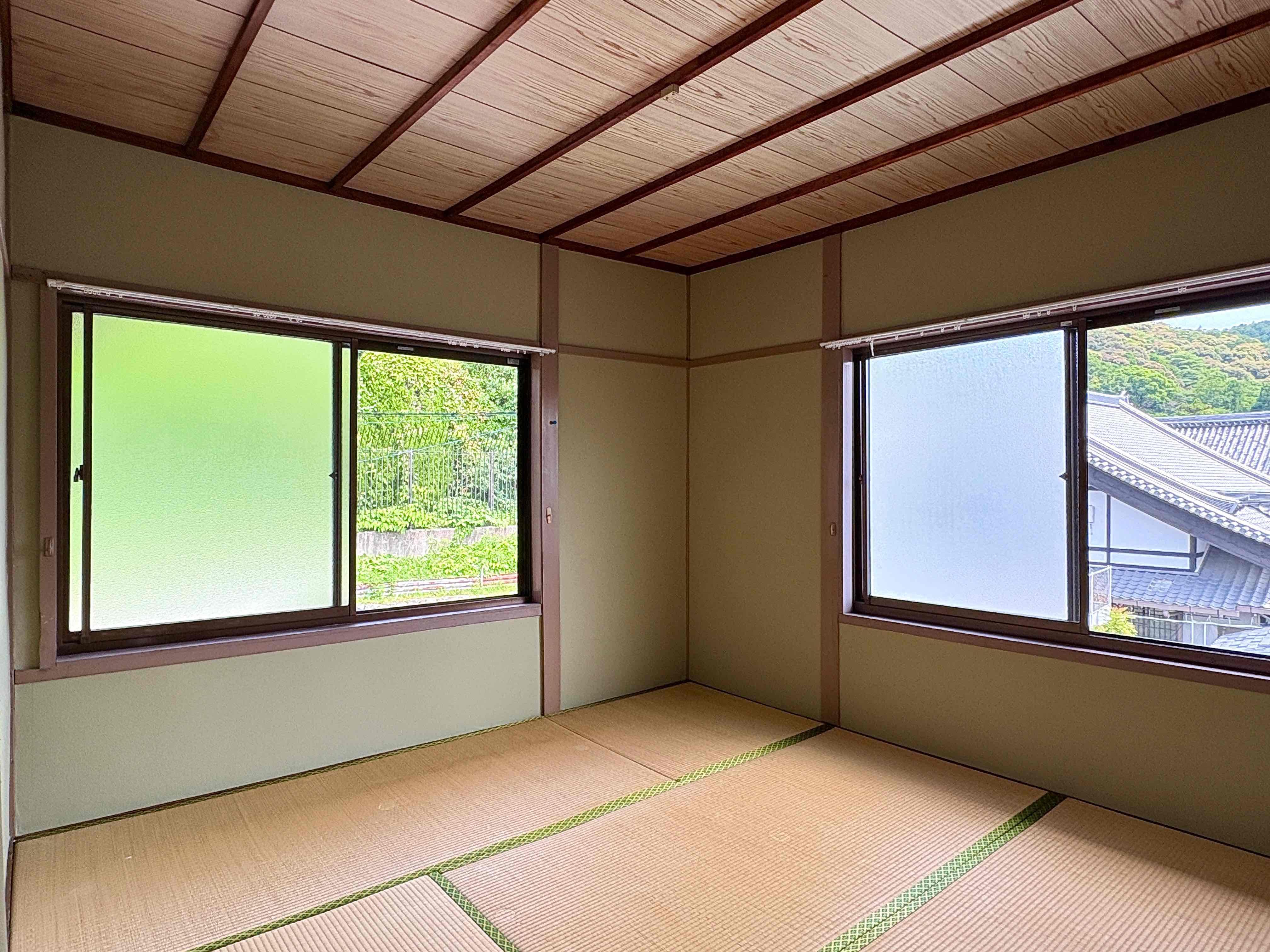 京都市左京区若王子町28の賃貸物件/2階東側は4.5帖とコンパクト。窓を開け放ってそよ風に吹かれながら転寝してしまいたい