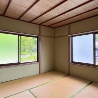 京都市左京区若王子町28の賃貸物件/2階東側は4.5帖とコンパクト。窓を開け放ってそよ風に吹かれながら転寝してしまいたい