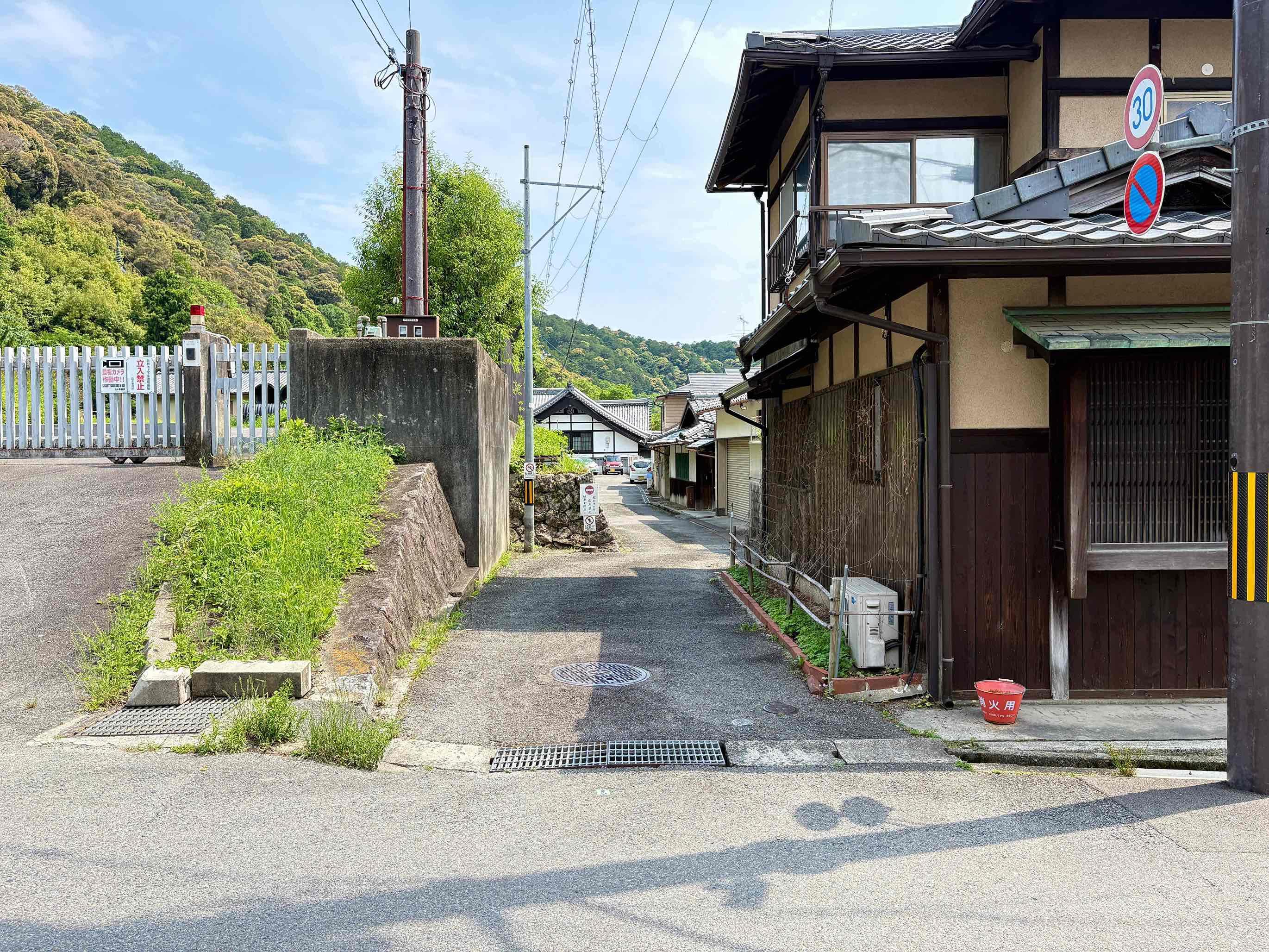 京都市左京区若王子町28の賃貸物件/前の写真の石畳の手前を右に向くと本物件へと通じる
