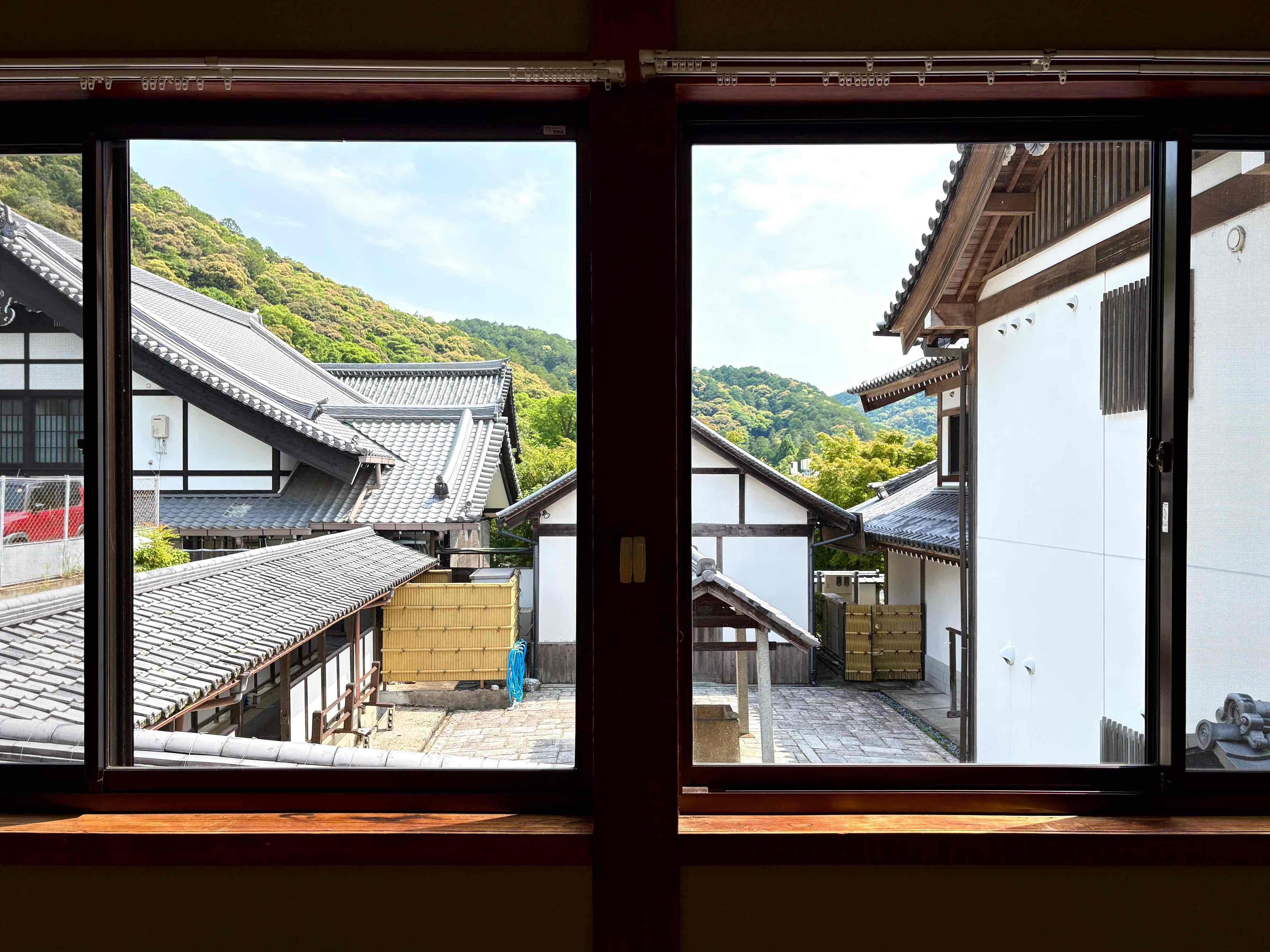 京都市左京区若王子町28の賃貸物件/窓に近づくとわかるように真裏は永観堂の敷地で静かで穏やかな空気が漂う