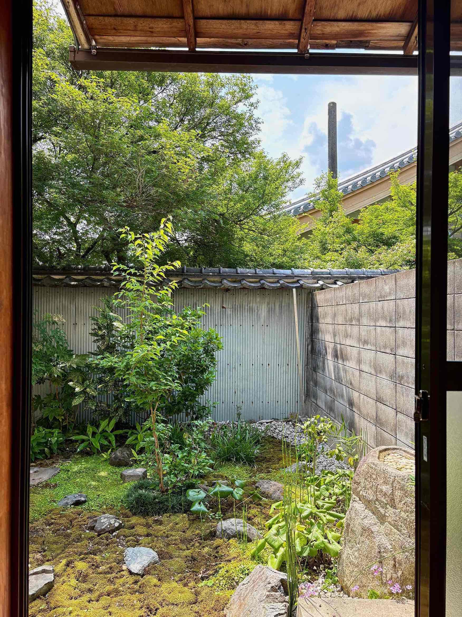 京都市左京区若王子町28の賃貸物件/なんと味のあるお庭まで...洗濯機置き場はお庭の右手前