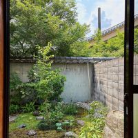 京都市左京区若王子町28の賃貸物件/なんと味のあるお庭まで...洗濯機置き場はお庭の右手前