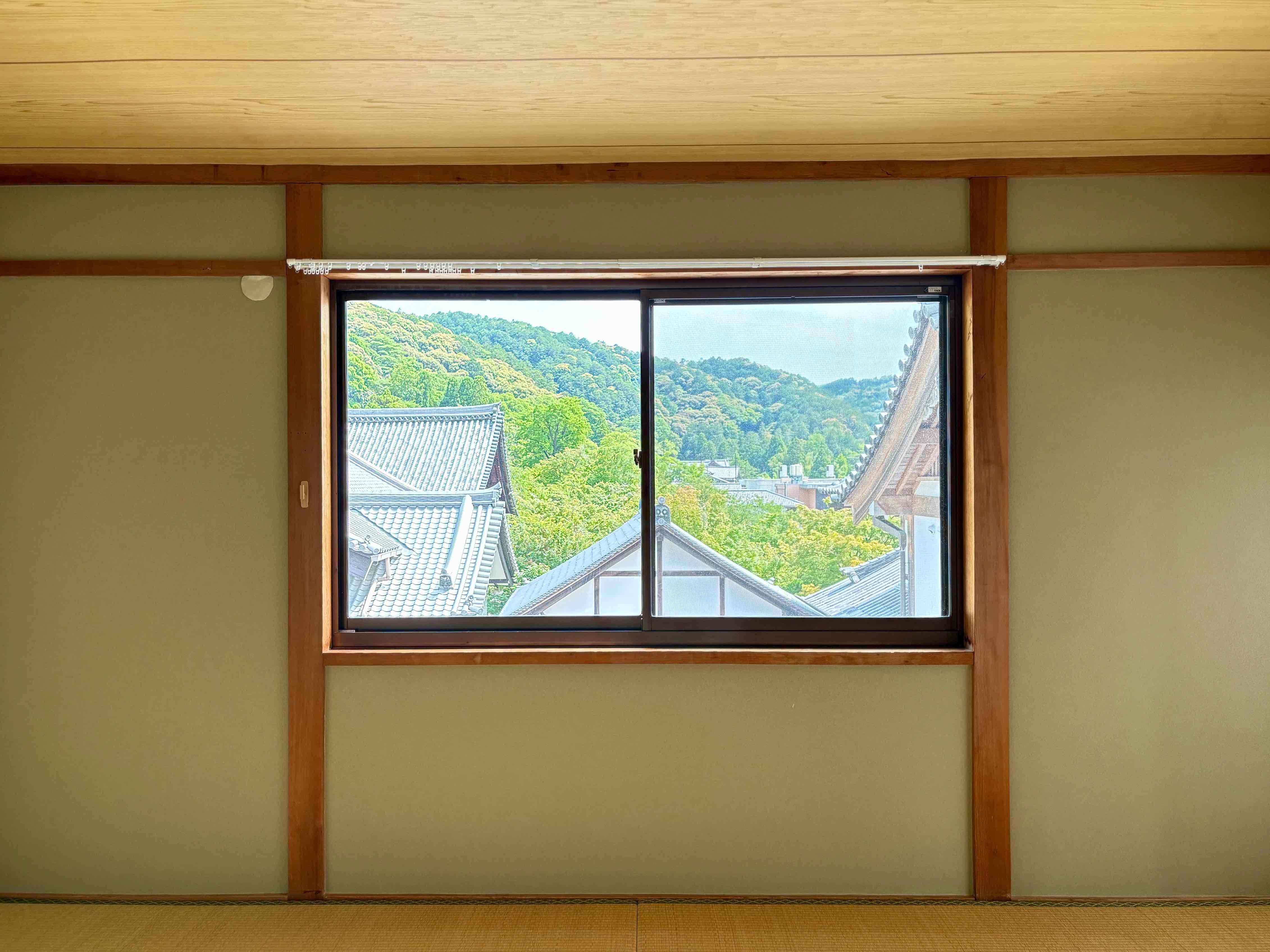京都市左京区若王子町28の賃貸物件/2階西側の窓からもしっかりと山が望める