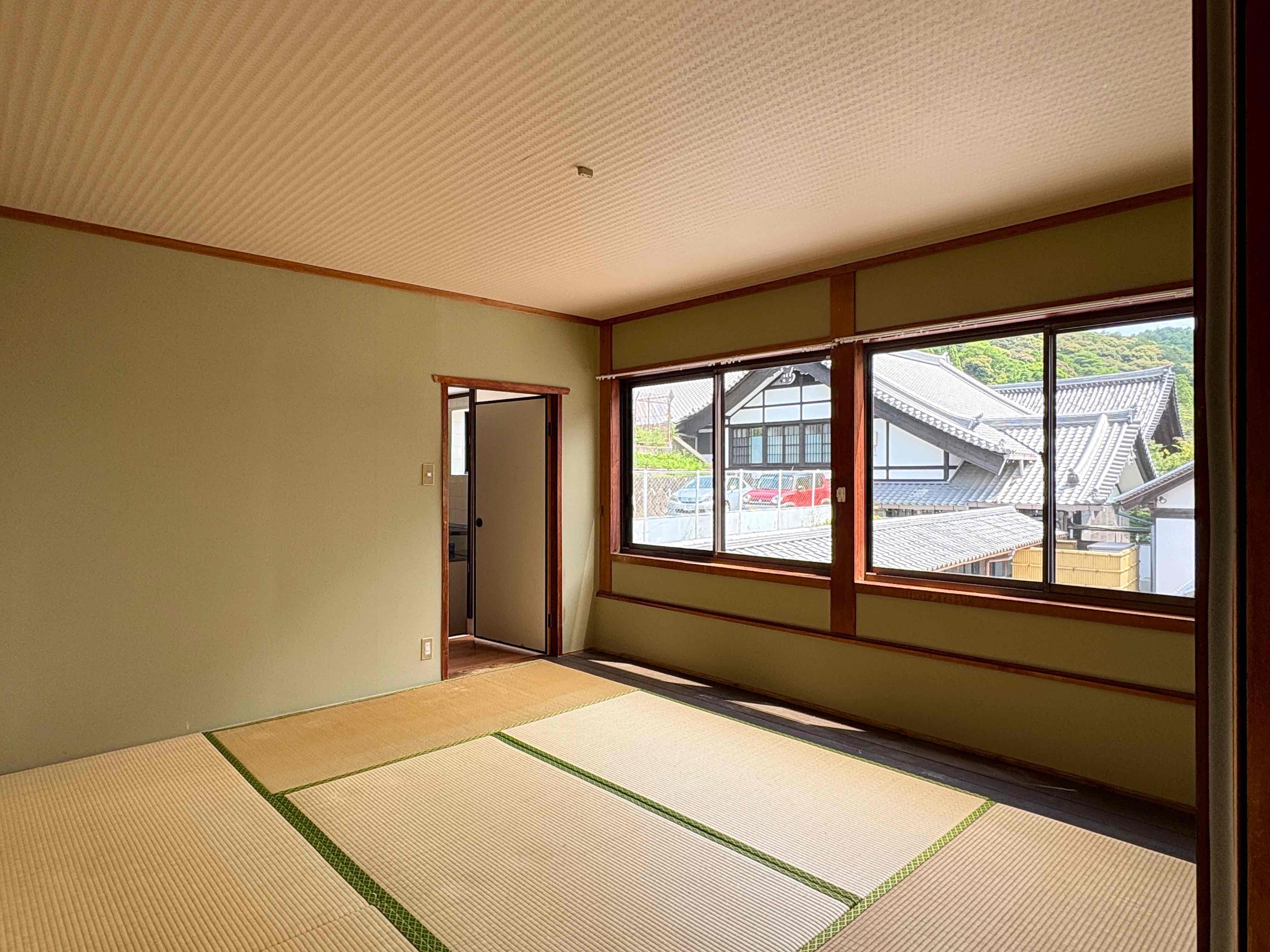 京都市左京区若王子町28の賃貸物件/窓の左手に見えるように玄関は駐車場の敷地内。家賃に目の前の駐車場使用料が含まれます（1台のみ）