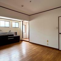 京都市左京区若王子町28の賃貸物件/唯一の板間はリビングダイニング。キッチン周辺もしっかりと採光確保されている