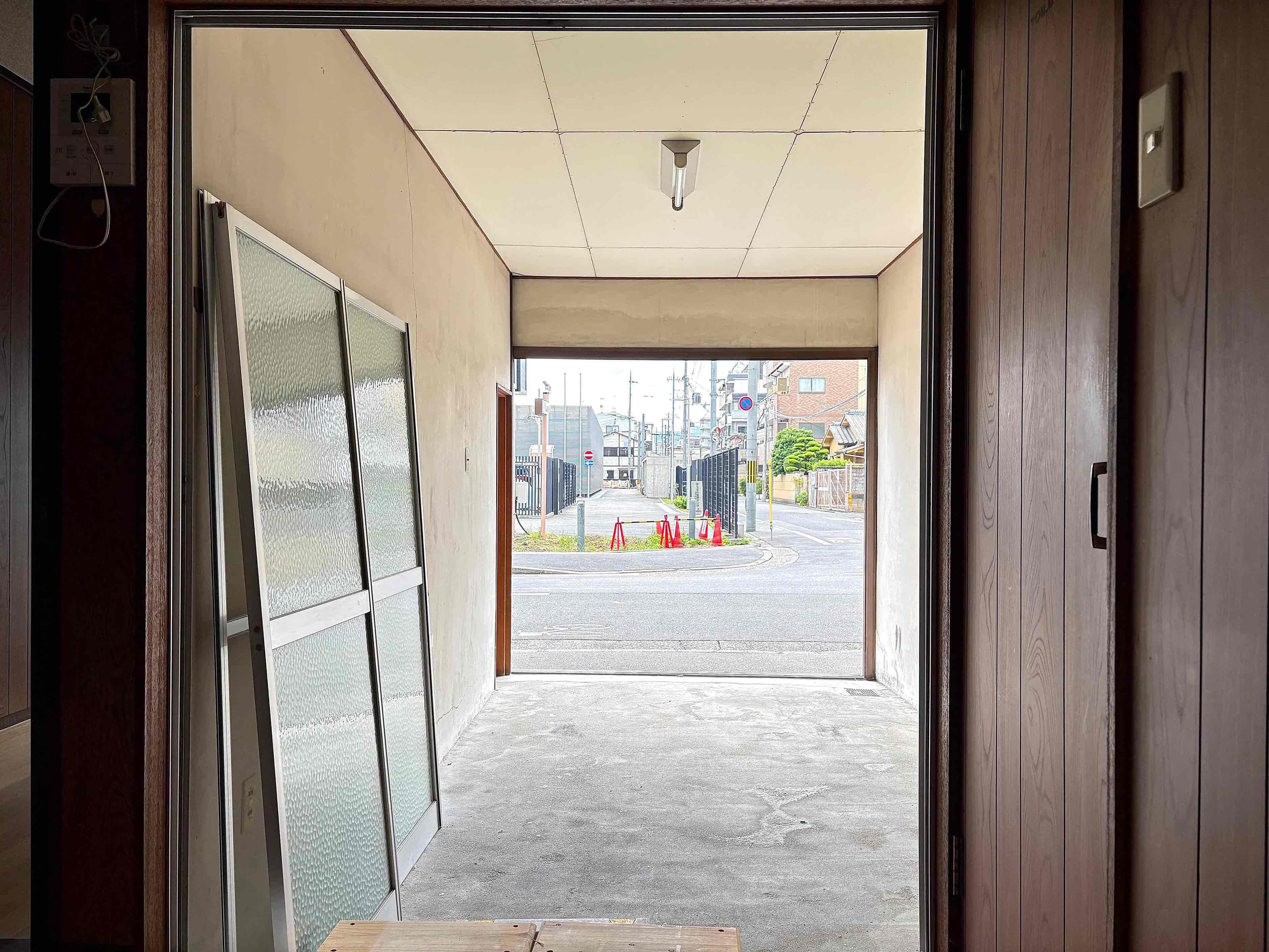 京都市中京区壬生森町58-29の賃貸物件/御前通に面する開放的な土間。左手にあるガラス戸は土間とダイニングの間に使用可能