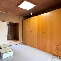京都市中京区壬生森町58-29の賃貸物件/収納が少ないので地味に嬉しいタンスの存在。カーペットを捲ると畳が出てきます。床の残置物は撤去済み