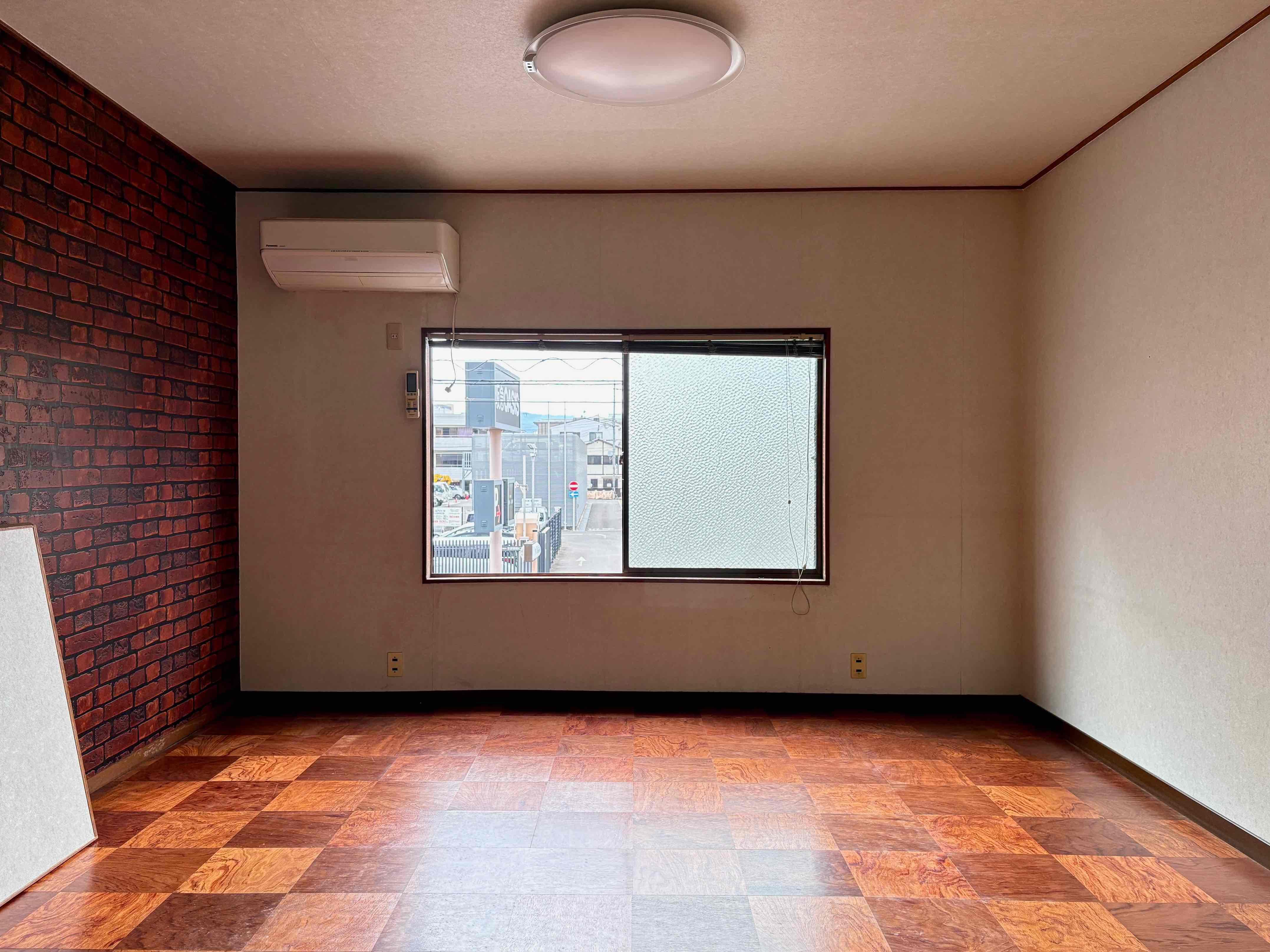 京都市中京区壬生森町58-29の賃貸物件/レトロな表情を残した2階洋室。左手壁面はレンガ調のクロス。
