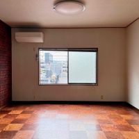 京都市中京区壬生森町58-29の賃貸物件/レトロな表情を残した2階洋室。左手壁面はレンガ調のクロス。