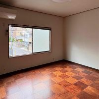京都市中京区壬生森町58-29の賃貸物件/御前通の通行音はしますが、お気に入りのチェアを置いて、街の気配を感じる窓辺。エアコンも動作確認済。
