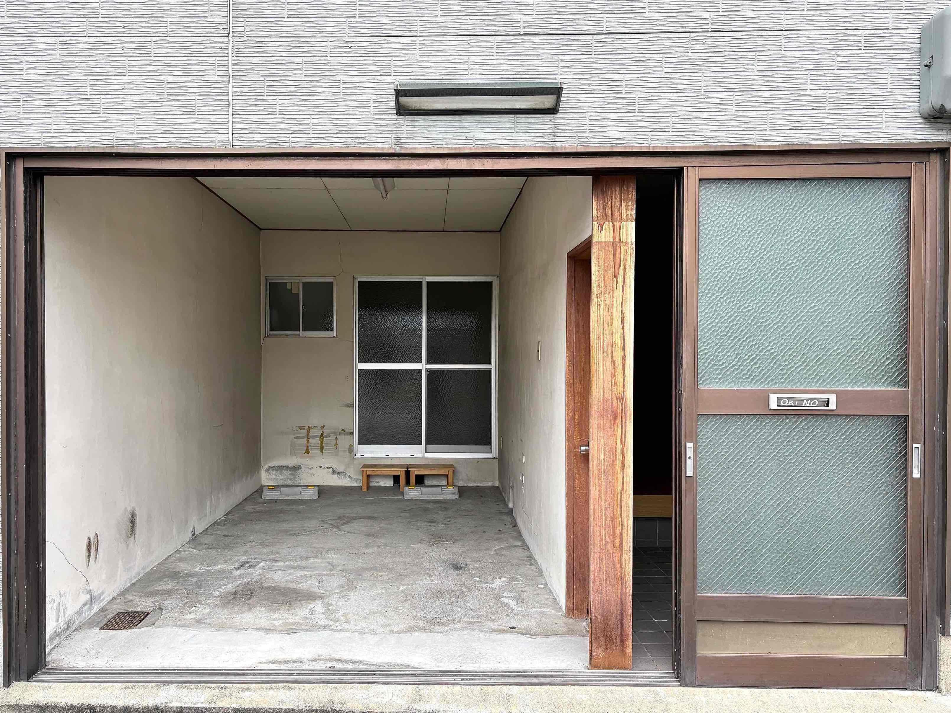 京都市中京区壬生森町58-29の賃貸物件/前面道路に向かって大きく開く土間空間。右手は玄関の4枚引戸になってます。