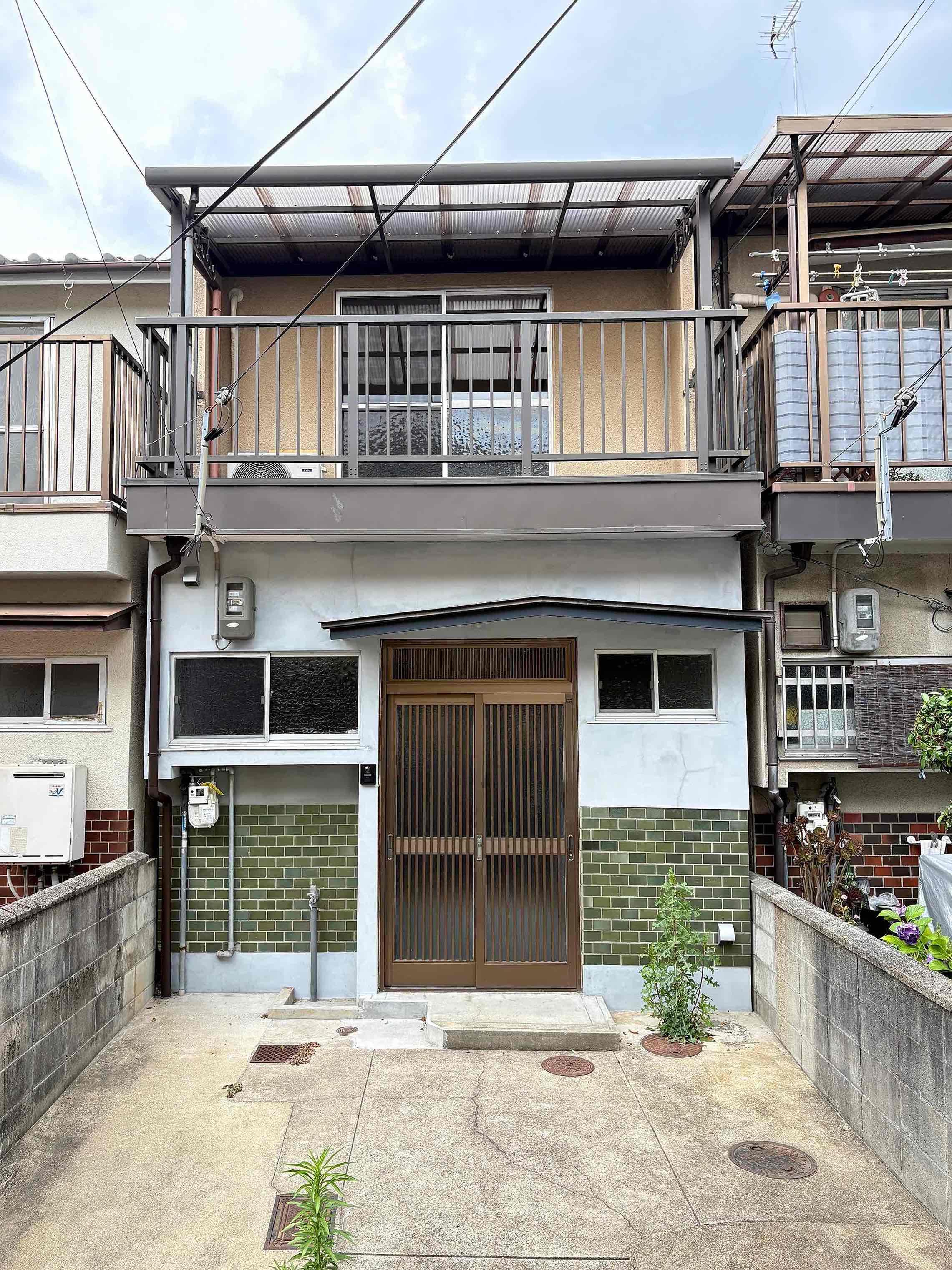 京都市右京区太秦和泉式部町3-43の賃貸物件/敷地にはバイク・自転車であれば駐輪可能。駐車は不可能なサイズ