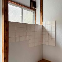 京都市右京区太秦和泉式部町3-43の賃貸物件/以前のタイルが残っています。窓際に植物を並べてみても良さそう