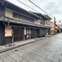 京都市上京区浄福寺通上立売上る大黒町711番地の賃貸物件/石畳の浄福寺通に面しています。