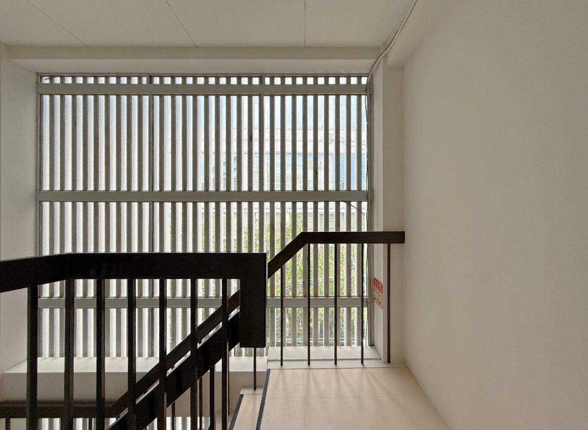 京都市中京区富小路竹屋町上る桝屋町325-2 の賃貸物件/3階階段室。この建物で一番印象的だった階段室。目の前の通りからたくさんの光が注ぐ空間は、階段室で遊ばせておくにはもったいない空間。ここも専有部の一部として使いたい