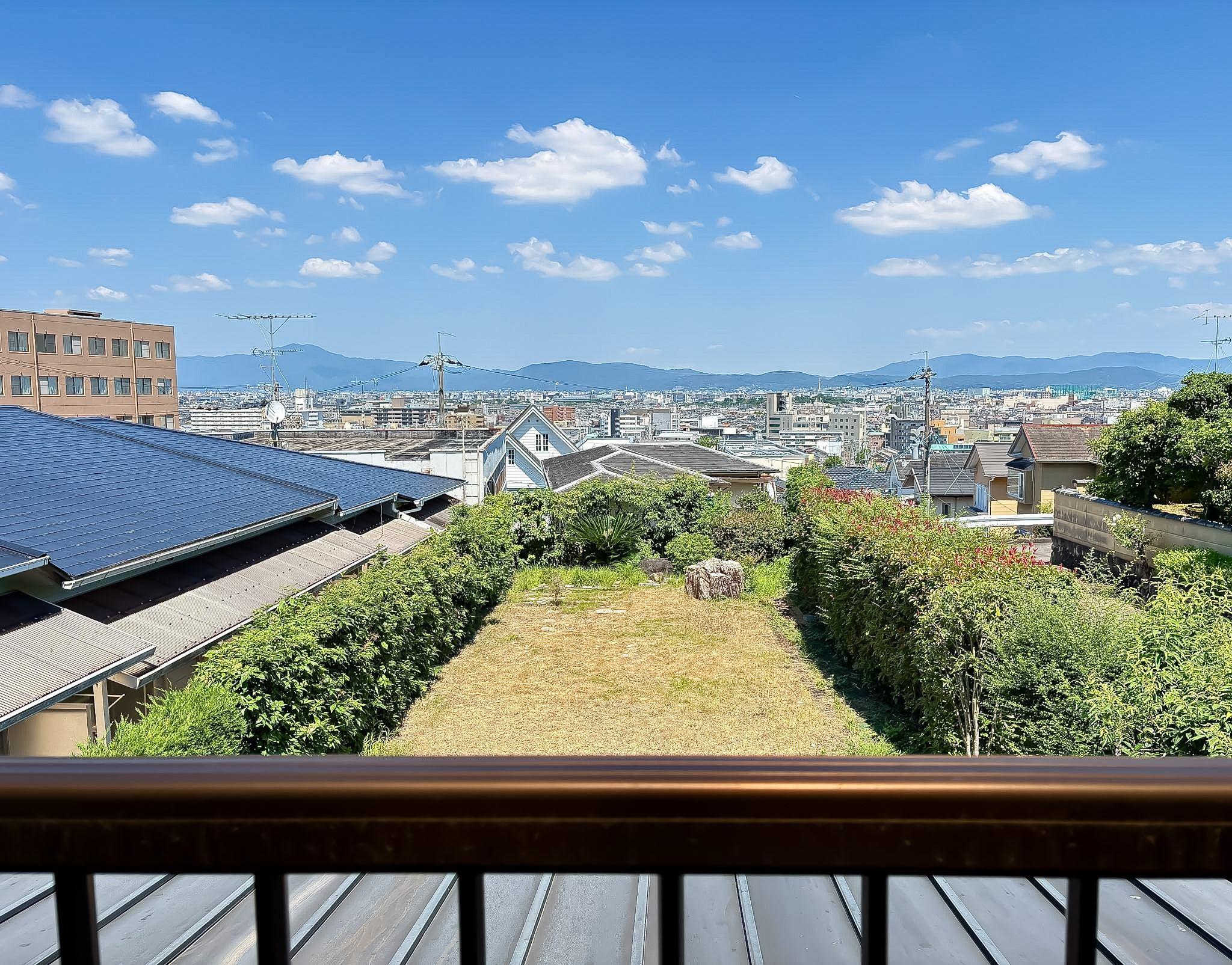 京都市西京区御陵北山町33-4の賃貸物件/写真では分かりにくいですが、2階からは比叡山や大文字、京都の街並みを一望できる