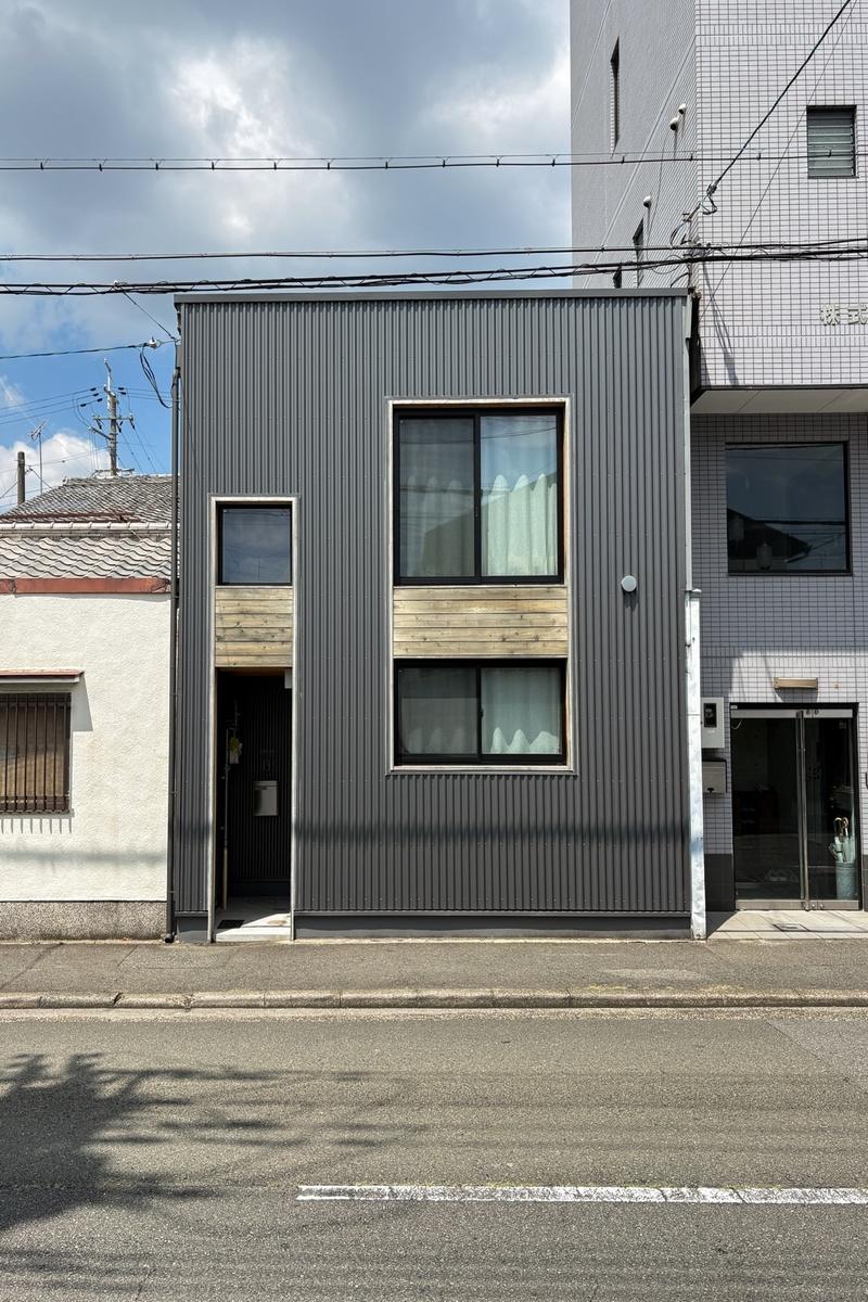 京都市中京区壬生中川町14-19の賃貸物件/ガルバリウムと木のアクセントが印象的な外観。しっかりと個性を感じる佇まいです。
