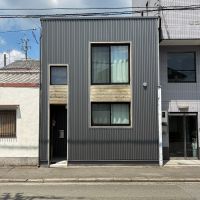 京都市中京区壬生中川町14-19の賃貸物件/ガルバリウムと木のアクセントが印象的な外観。しっかりと個性を感じる佇まいです。