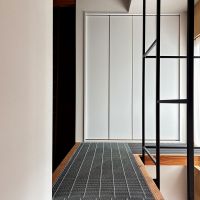 京都市中京区壬生中川町14-19の賃貸物件/階段を上がった先はグレーチングの廊下。玄関周辺が明るかったのはこのおかげ