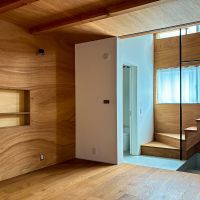 京都市中京区壬生中川町14-19の賃貸物件/木の表情をそのまま楽しめる仕上げ。ワックスがけは不可ですが時間を重ねるほど暮らしに馴染んでいきそうです。