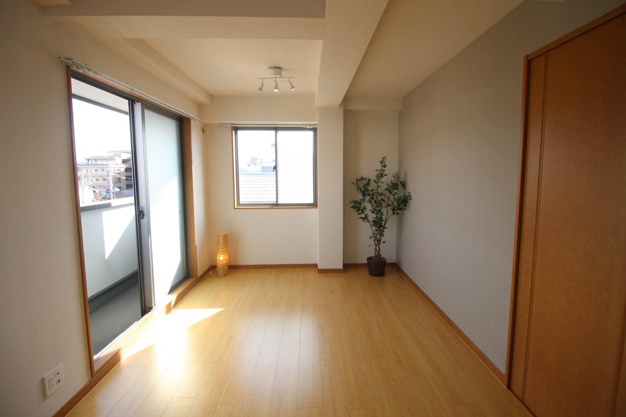 京都市左京区田中下柳町の賃貸物件/東側の室内。