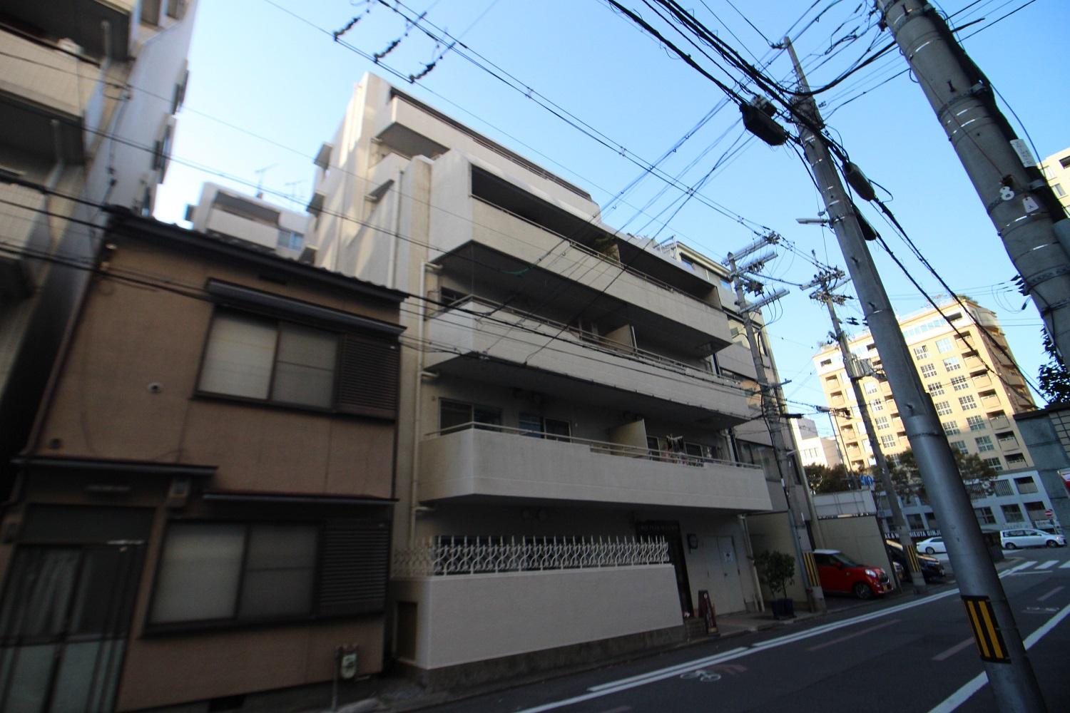 シンプルな外観。すぐそこが御池通。