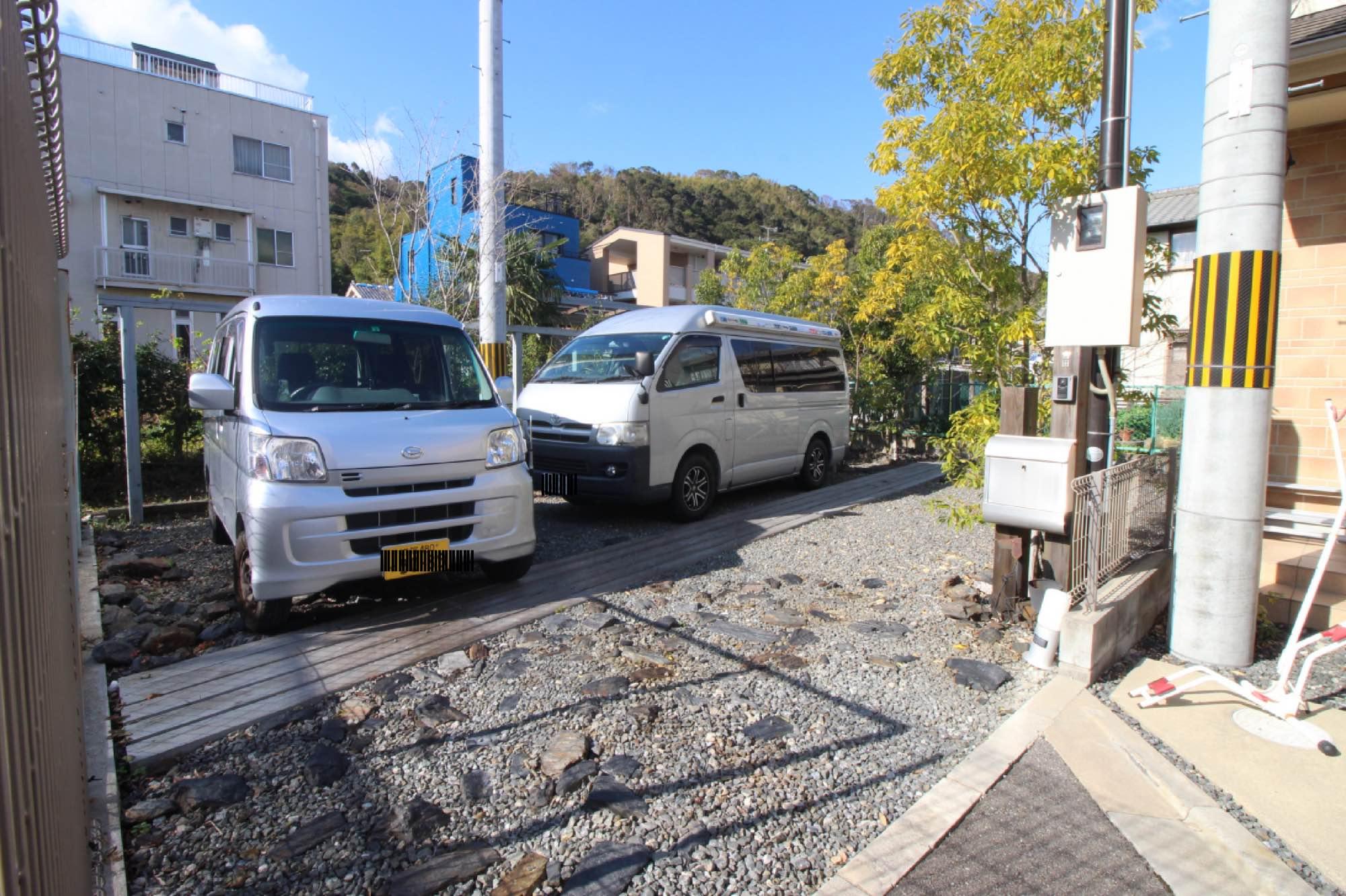 車は縦に2台停められます。