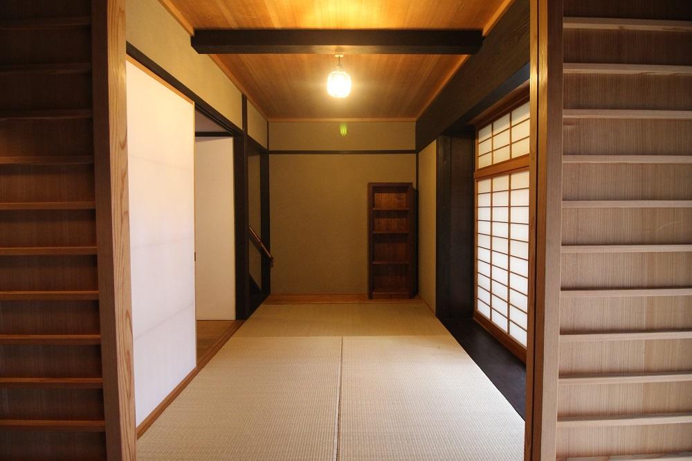 玄関から。建具の触り心地が良い