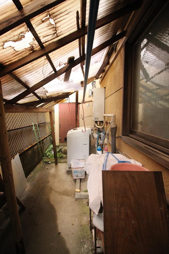 裏の洗濯機置き場