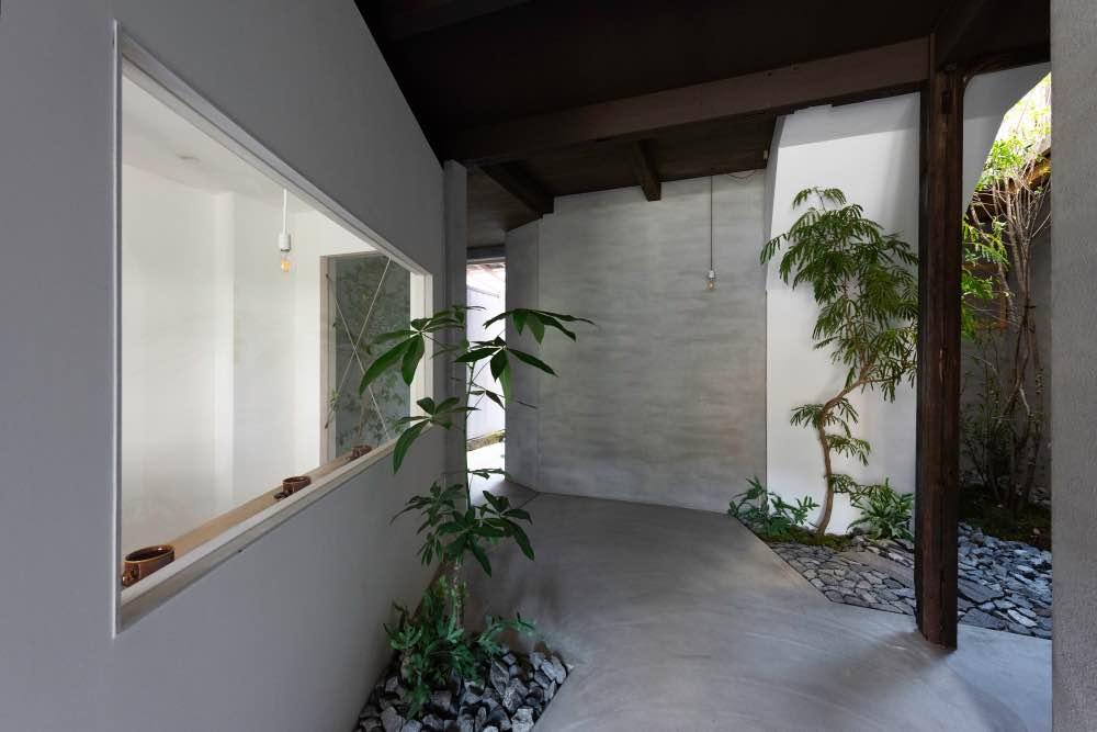 建物内通路。奥にゲストハウス部分。